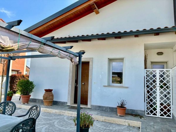 casa indipendente in vendita a Roma in zona Casal Palocco