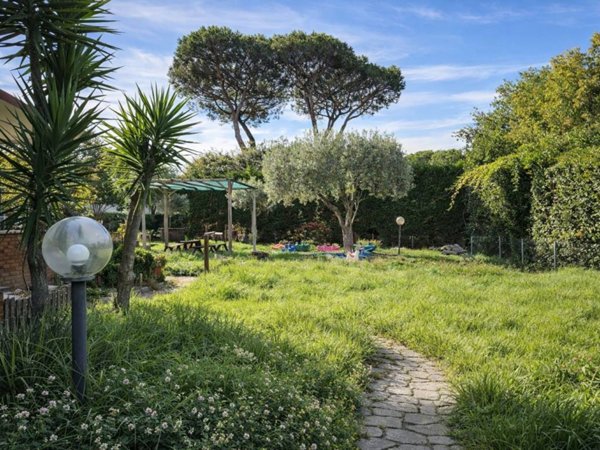 casa indipendente in vendita a Roma in zona Casal Palocco