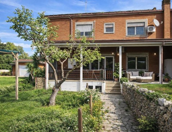 casa indipendente in vendita a Roma in zona Casal Palocco