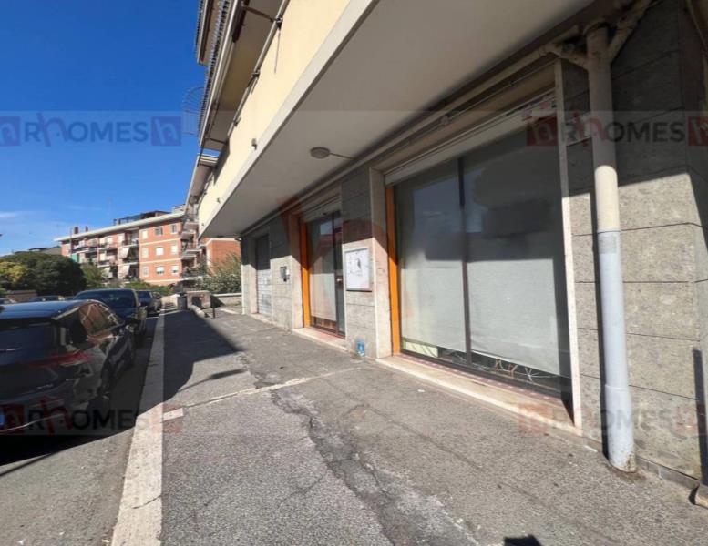 locale commerciale in vendita a Roma in zona Appio Claudio