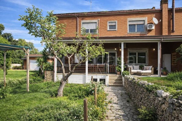 casa indipendente in vendita a Roma in zona Casal Palocco