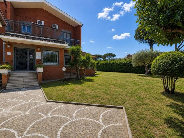casa indipendente in vendita a Roma in zona Casal Palocco