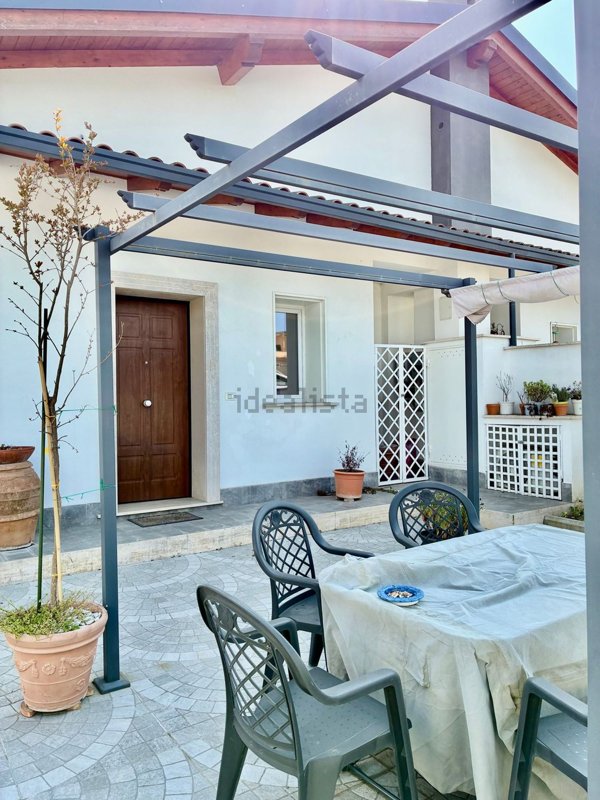 casa indipendente in vendita a Roma in zona Casal Palocco