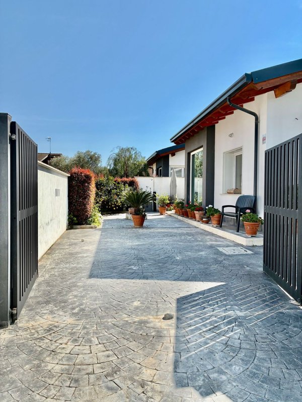 casa indipendente in vendita a Roma in zona Casal Palocco