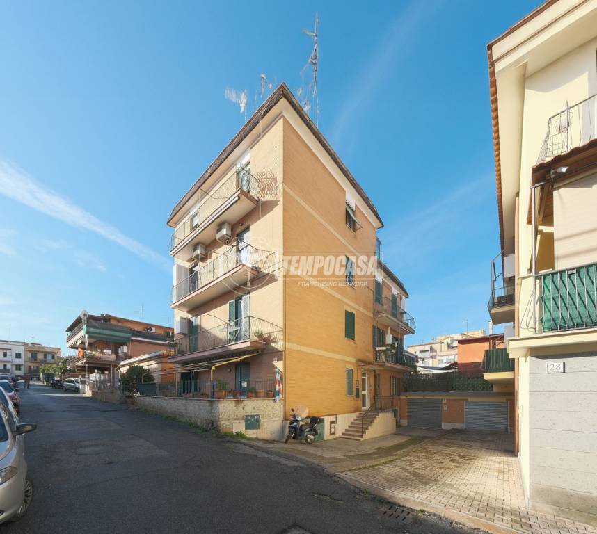 appartamento in vendita a Roma in zona Tomba di Nerone