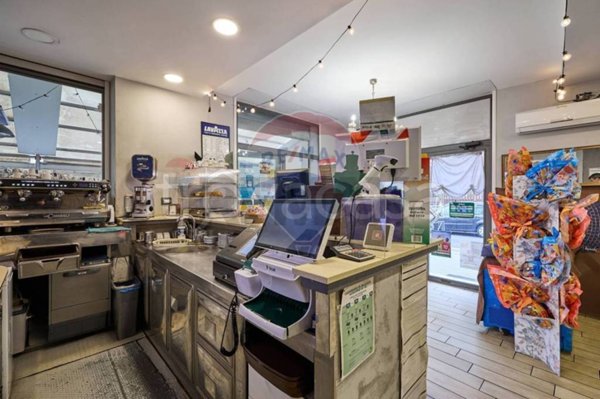 negozio in vendita a Roma in zona Ponte Mammolo