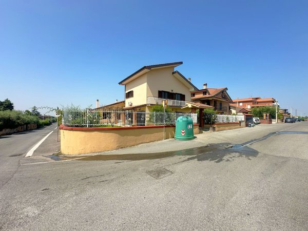 casa indipendente in vendita a Roma in zona Case Rosse