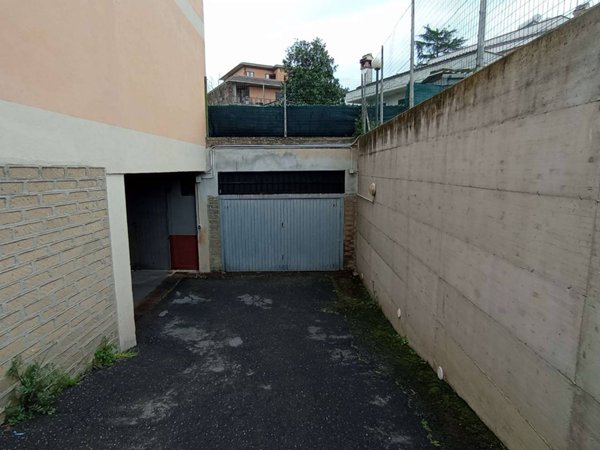 negozio in vendita a Roma in zona Finocchio