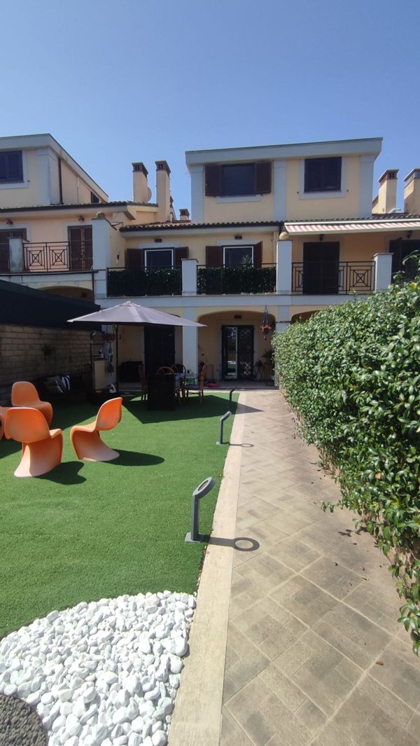 casa indipendente in vendita a Roma in zona Settecamini