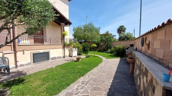 casa indipendente in vendita a Roma in zona Ostia Antica