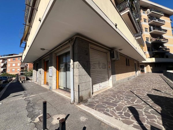 locale commerciale in vendita a Roma in zona Torre Spaccata