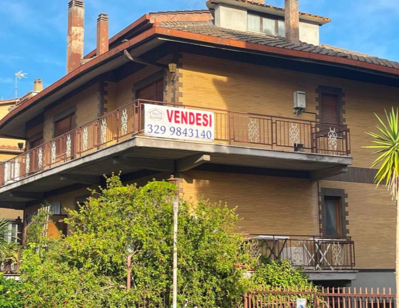 appartamento in vendita a Roma in zona Tomba di Nerone