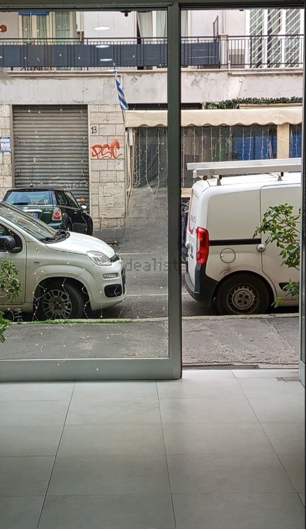 locale commerciale in vendita a Roma in zona Appio Claudio