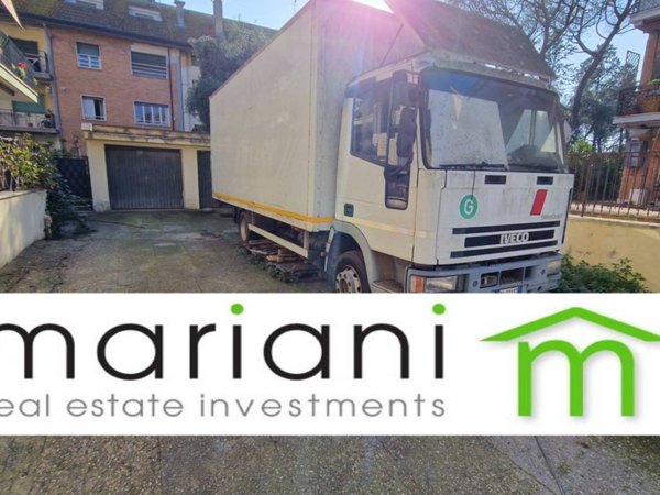 negozio in vendita a Roma in zona Appio Claudio