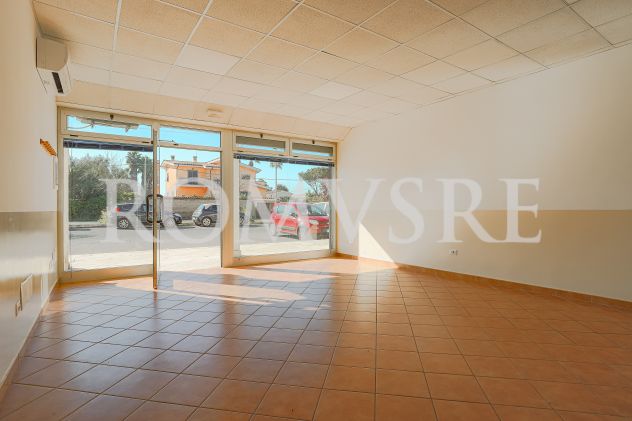 locale commerciale in vendita a Roma in zona Infernetto