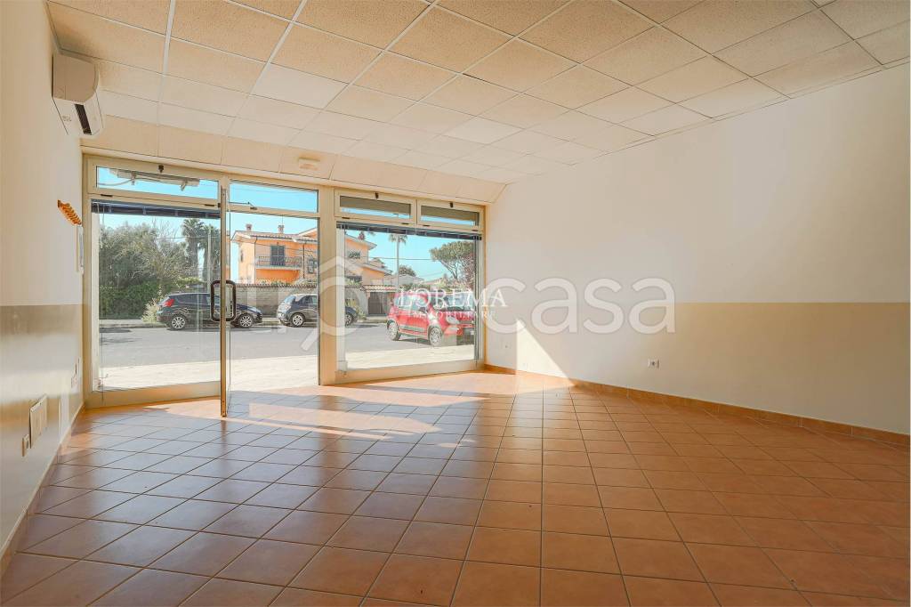 negozio in vendita a Roma in zona Infernetto