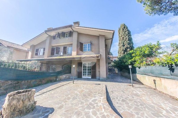casa indipendente in vendita a Roma in zona Appio Pignatelli