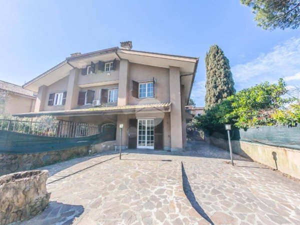 casa indipendente in vendita a Roma in zona Appio Pignatelli