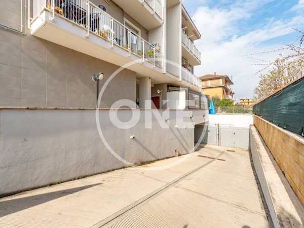 negozio in vendita a Roma in zona Lunghezza