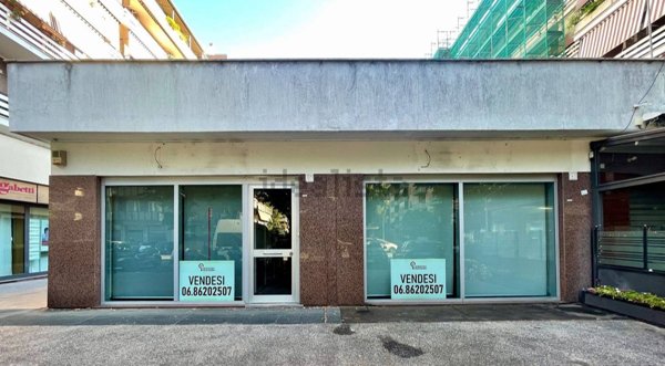 locale commerciale in vendita a Roma in zona Vigna Murata