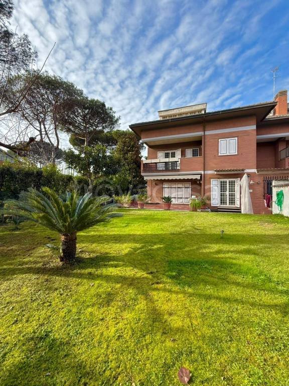 casa indipendente in vendita a Roma in zona Casal Palocco