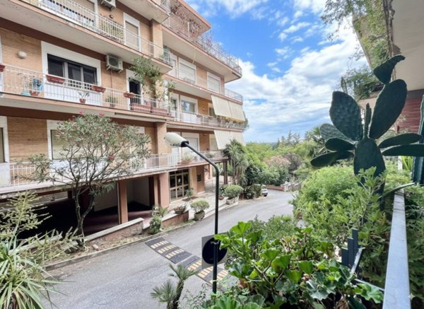 appartamento in vendita a Roma in zona Tomba di Nerone