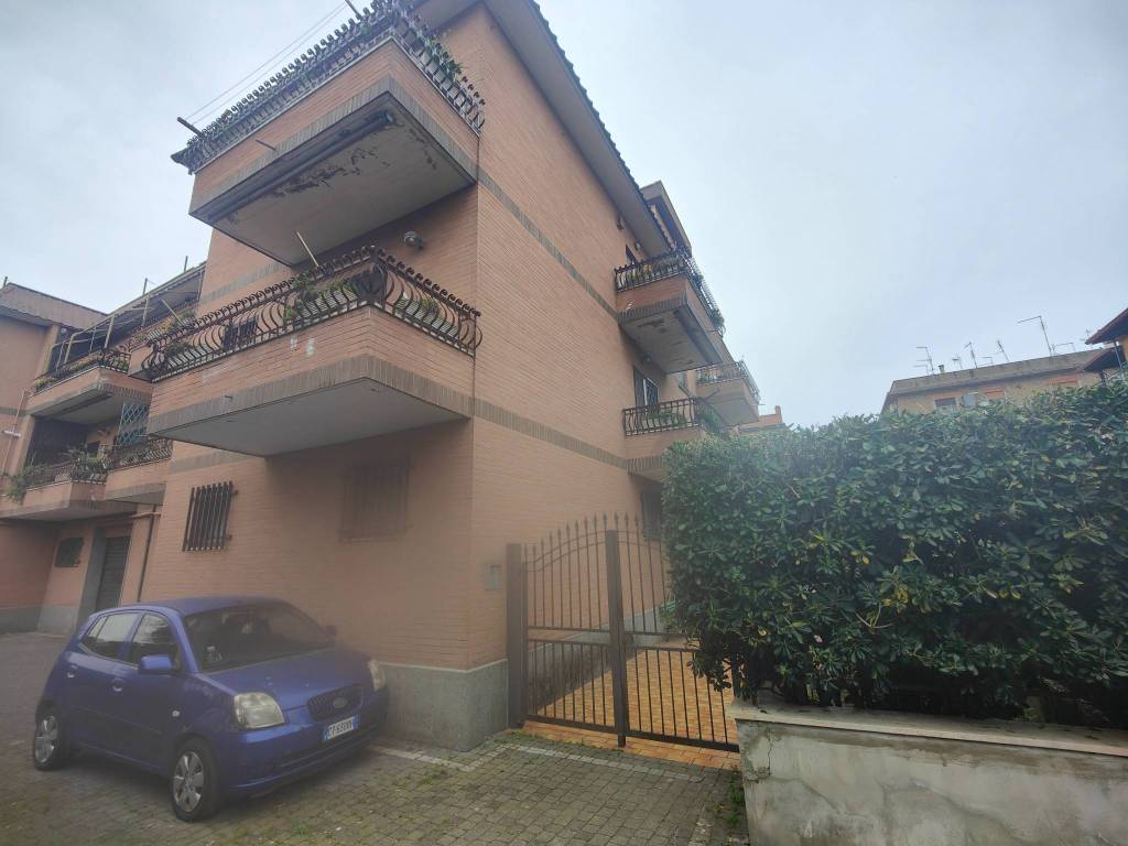 appartamento in vendita a Roma in zona Case Rosse