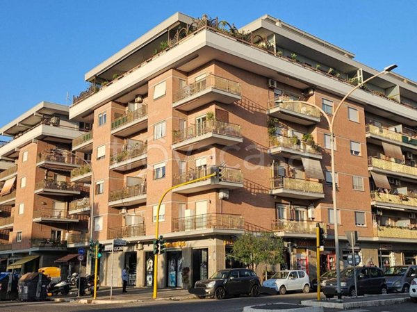 negozio in vendita a Roma in zona Ostia