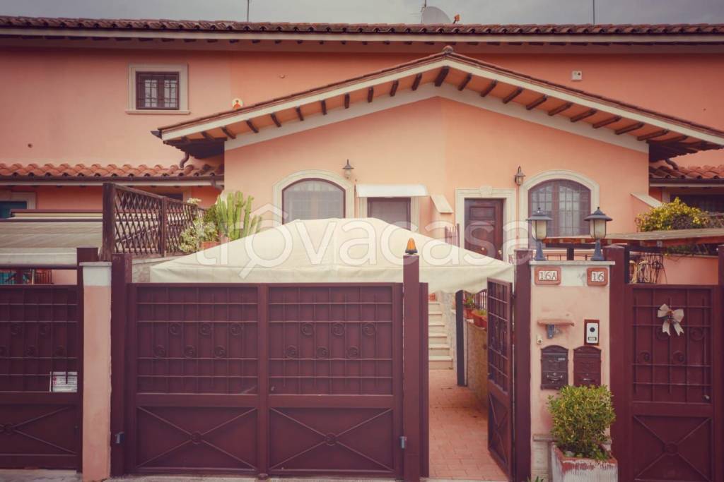 casa indipendente in vendita a Roma in zona Infernetto