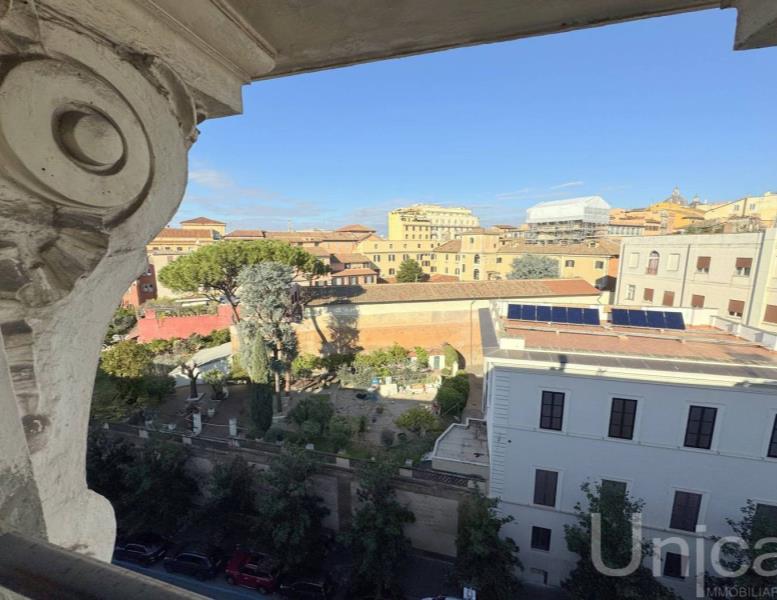 appartamento in vendita a Roma in zona Rione Monti/Campitelli