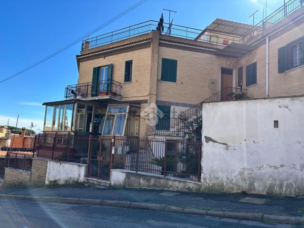 appartamento in vendita a Roma in zona Corviale