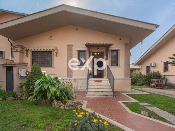 casa indipendente in vendita a Roma in zona Infernetto