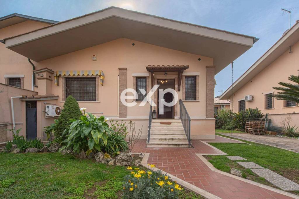 casa indipendente in vendita a Roma in zona Infernetto