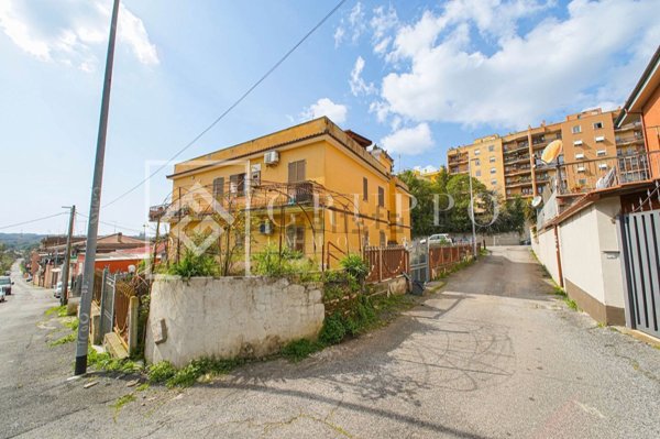 appartamento in vendita a Roma in zona Tor de' Cenci