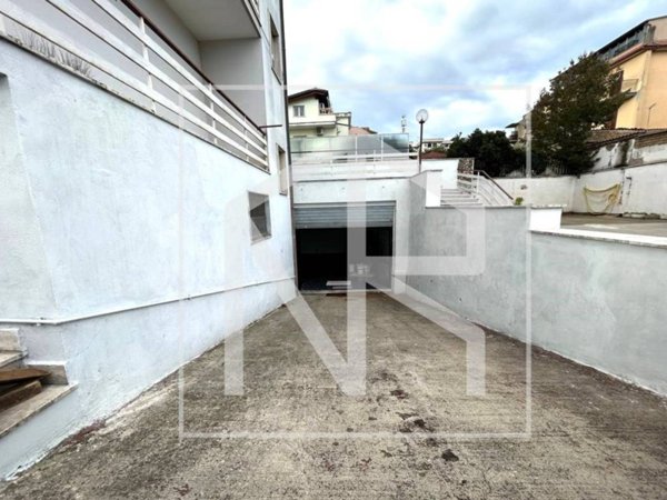 locale commerciale in vendita a Roma in zona Borghesiana