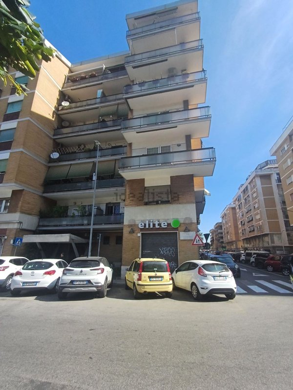 locale commerciale in vendita a Roma in zona Portuense