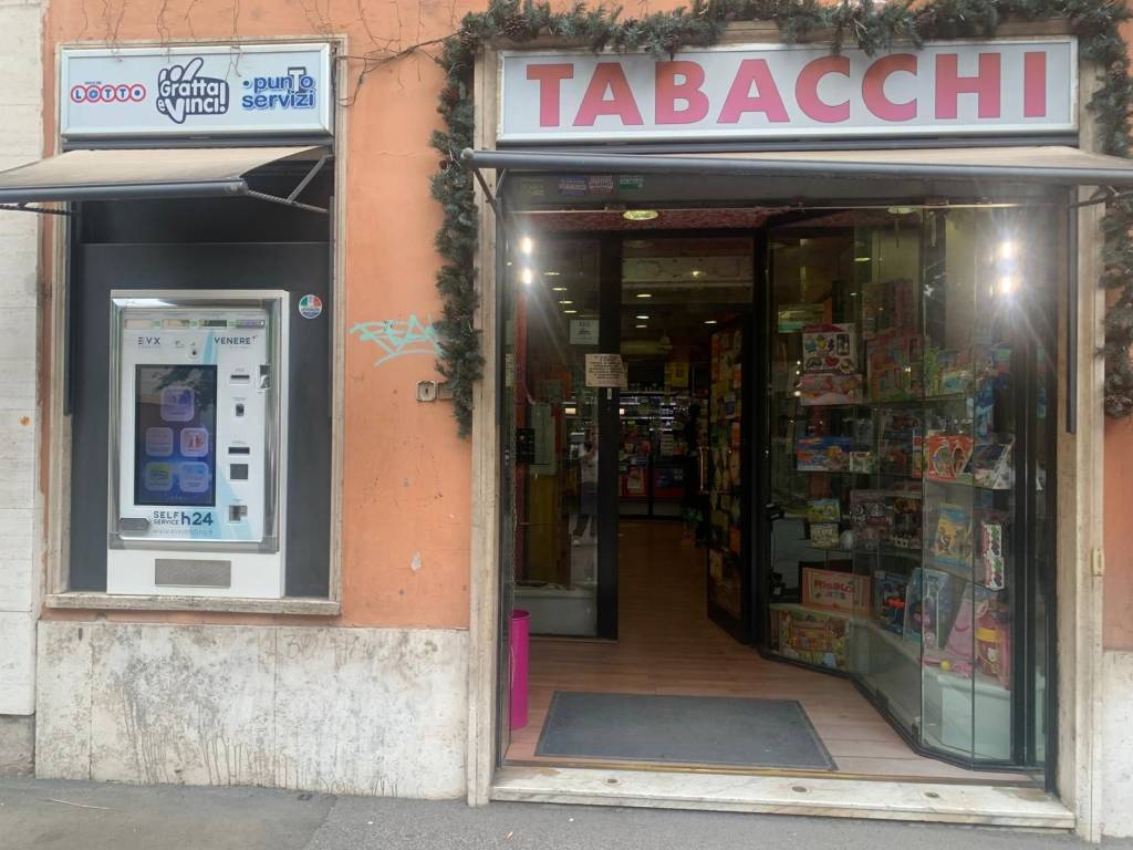 negozio in vendita a Roma in zona Rione Prati