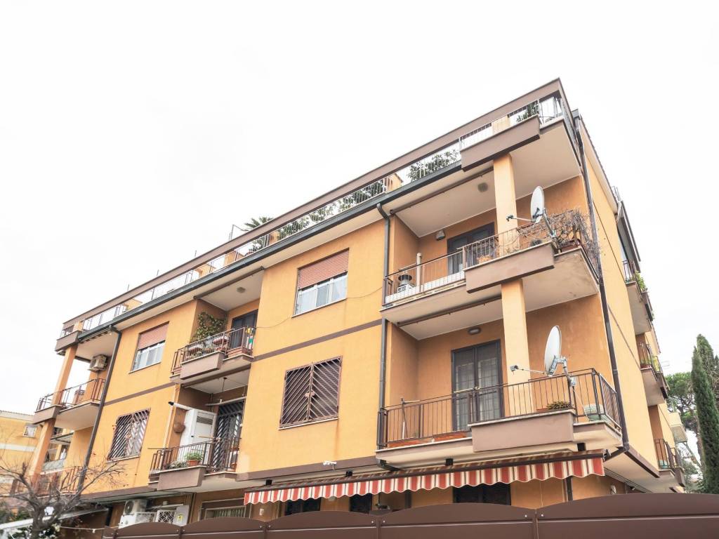 appartamento in vendita a Roma in zona Appio Pignatelli