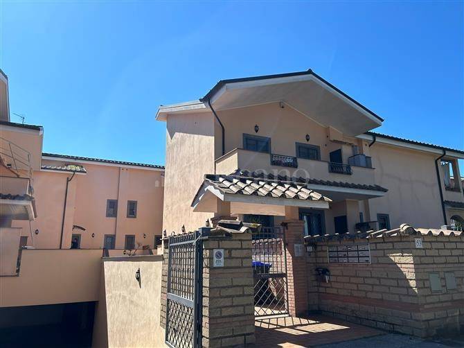 appartamento in vendita a Roma in zona Axa