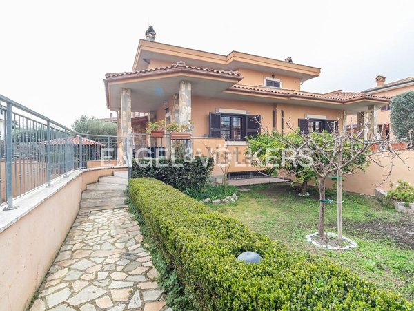 casa indipendente in vendita a Roma in zona Finocchio