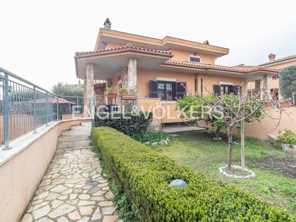 casa indipendente in vendita a Roma in zona Finocchio