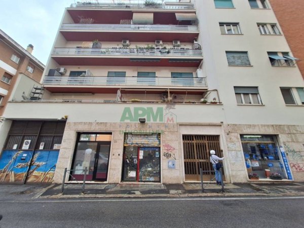 negozio in vendita a Roma in zona Tuscolano