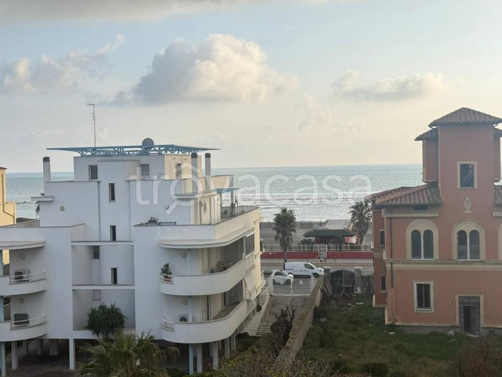 appartamento in vendita a Roma in zona Ostia