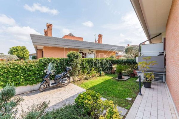 casa indipendente in vendita a Roma in zona Massimina/Casal Lumbroso