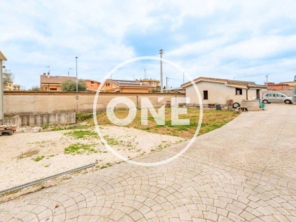 casa indipendente in vendita a Roma in zona Finocchio