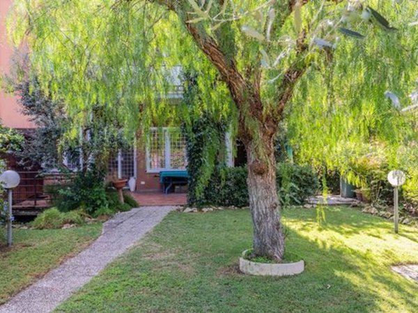 casa indipendente in vendita a Roma in zona Axa