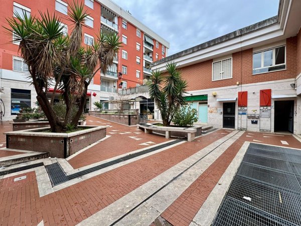 ufficio in vendita a Roma in zona San Basilio