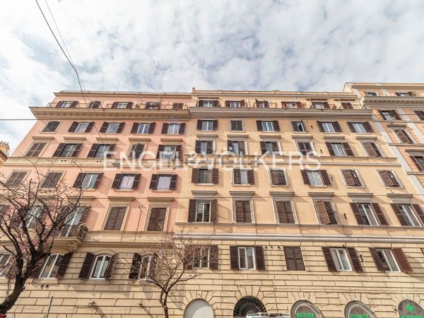 locale commerciale in vendita a Roma in zona Esquilino