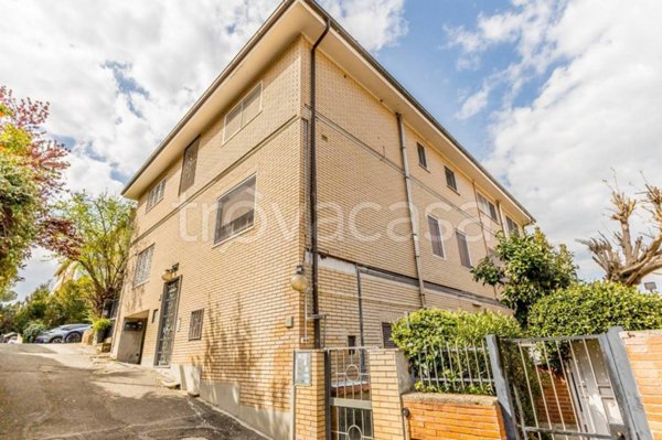 appartamento in vendita a Roma in zona Tomba di Nerone
