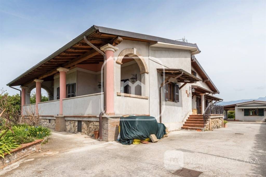 casa indipendente in vendita a Roma in zona Finocchio